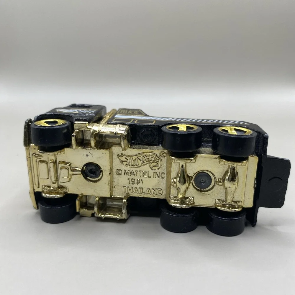 Vintage 1981 Hot Wheels Rig‎ Wrecker M & C Towing Black Gold Tow Truck